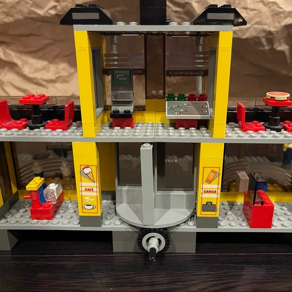Lego City Grand Central Station (4513) - Picture 9 of 10